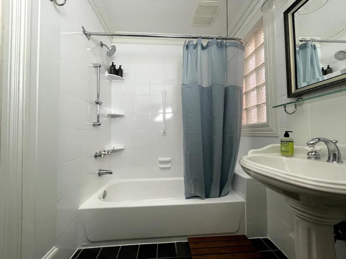 Holiday home Steps From Capitol - Prime With Location! *